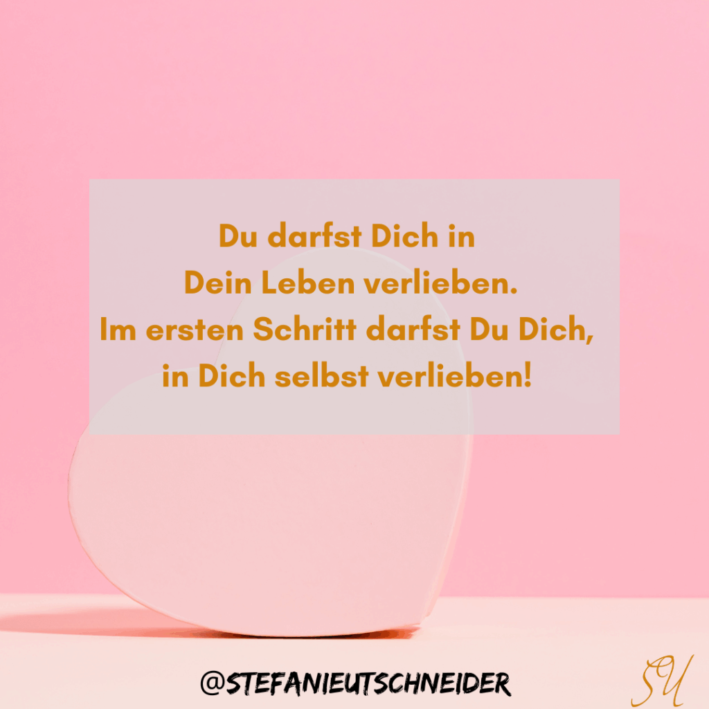 Ein pinkes Herz im Hintergrund mit Text im Vordergrund eine Aufforderung sich in das Leben und in sich selbst zu verlieben als Text