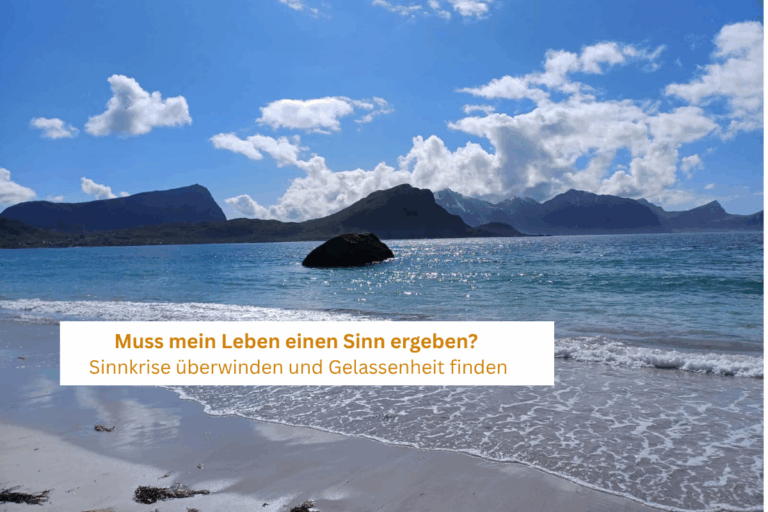 Beitragsbild. Meer, Berge und Strand mit der Überschrift