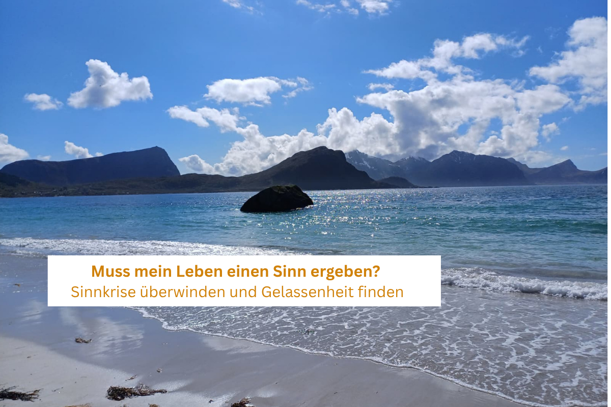 Beitragsbild. Meer, Berge und Strand mit der Überschrift